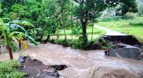 Banjir Bandang Landa 6 Desa di Pulau Bawean, Gresik  (1)