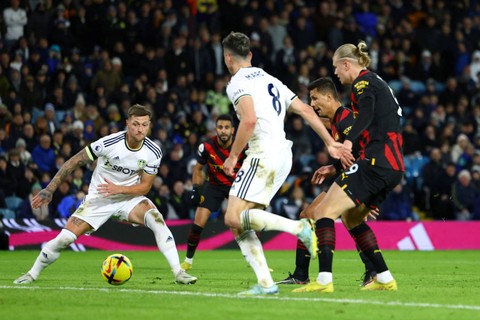 Pemain Manchester City Rodri mencetak gol ke gawang Leeds United pada pertandingan lanjutan Liga Inggris di Stadion Elland Road, Leeds, Inggris. Foto: Molly Darlington/REUTERS