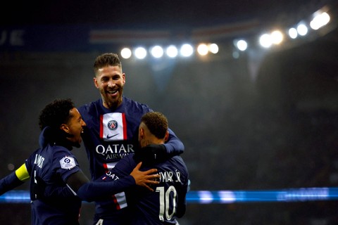 Selebrasi pemain Paris Saint-Germain usai mencetak gol ke gawang RC Strasbourg pada pertandingan lanjutan Liga Prancis di Stadion Parc des Princes, Paris, Prancis. Foto: Sarah Meyssonnier/REUTERS