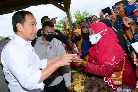 Presiden Jokowi membagikan bansos untuk padagang di Pasar Nila, NTB. Foto: Dok. Muchlis Jr - Biro Pers Sekretariat Presiden