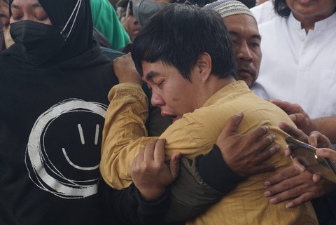 Tangis Haru Keluarga Iringi Prosesi Pemakaman Pak Ogah (1)