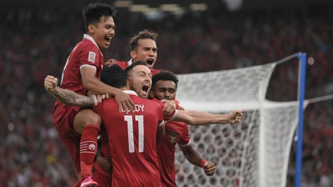 Pesepak bola Timnas Indonesia Marc Anthony Klok melakukan selebrasi bersama rekan-rekannya usai mencetak gol ke gawang Timnas Thailand pada pertandingan Grup A Piala AFF 2022 di Stadion Utama Gelora Bung Karno (SUGBK), Jakarta. Foto: Akbar Nugroho Gumay/Antara Foto