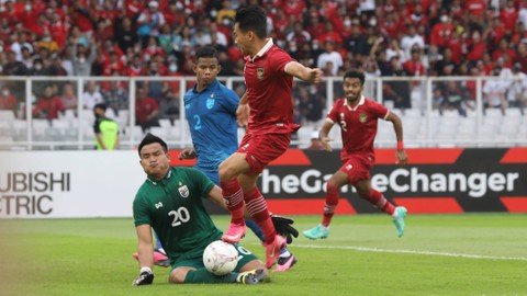Pemain Timnas Indonesia Witan Sulaeman menggiring bola saat melawan Timnas Thailand pada pertandingan Grup A Piala AFF 2022 di Stadion Utama Gelora Bung Karno (SUGBK), Jakarta, Kamis (29/12/2022). Foto: Aditia Noviansyah/kumparan