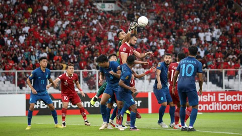 Duel pemain Timnas Indonesia saat melawan Timnas Thailand pada pertandingan Grup A Piala AFF 2022 di Stadion Utama Gelora Bung Karno (SUGBK), Jakarta, Kamis (29/12/2022). Foto: Aditia Noviansyah/kumparan