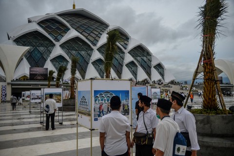 Sejumlah warga melihat sebuah karya pada pameran foto Masjid Raya Al Jabbar di Gedebage, Bandung, Jawa Barat, Jumat (30/12/2022).  Foto: Raisan Al Farisi/ANTARA FOTO