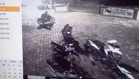 2 Pria di Karimun Curi Motor Jemaah Saat Salat Subuh, Aksinya Terekam CCTV