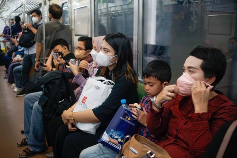 Suasana di Stasiun Sudirman, Jakarta, Jumat (30/12/2022). Foto: Jamal Ramadhan/kumparan
