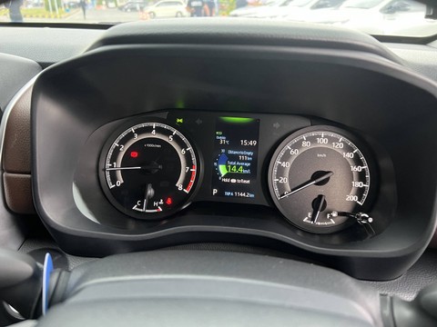Kami Sudah Mencoba Toyota Kijang Innova Zenix, Benarkan Lebih Irit BBM? (3)