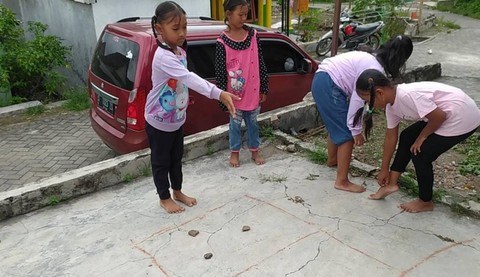 Bukan Bocil Lato-Lato, Anak-anak Jombang Ini Asyik Main Gasing hingga Kelereng