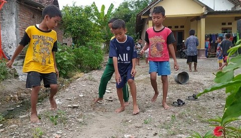 Bukan Bocil Lato-Lato, Anak-anak Jombang Ini Asyik Main Gasing hingga Kelereng (2)
