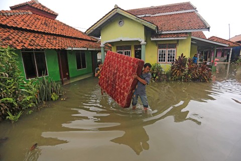 Foto: Banjir Rob Merendam Ratusan Rumah Warga di Indramayu