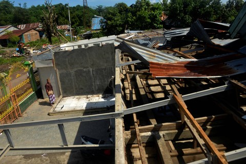 Foto: Puluhan Rumah Rusak Diterjang Angin Kencang di Takalar, Sulawesi Selatan