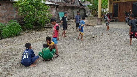 Bukan Bocil Lato-Lato, Anak-anak Jombang Ini Asyik Main Gasing hingga Kelereng (1)
