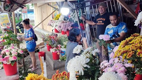 Malam Pergantian Tahun Jadi Berkat untuk Para Pedagang Bunga di Manado (1)