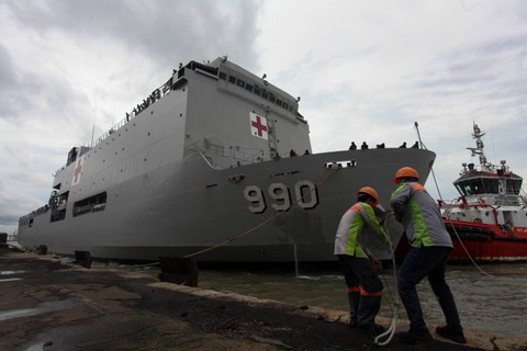 KRI dr. Soeharso bersiap untuk bersandar di Dermaga Jamrud Utara, Pelabuhan Tanjung Perak, Surabaya, Jawa Timur, Sabtu (31/12/2022).  Foto: Didik Suhartono/ANTARA FOTO