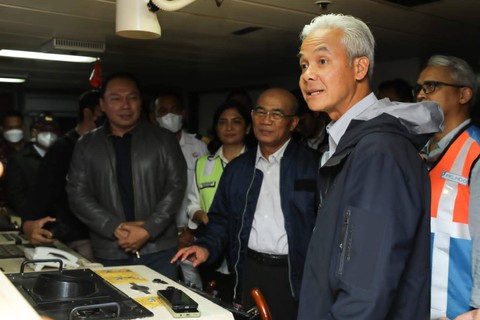 Ganjar Ikut Lepas KM Kelimutu yang Bawa 6 Ribu Boks Bantuan Sembako Karimunjawa (3)