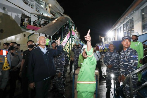 Ganjar Ikut Lepas KM Kelimutu yang Bawa 6 Ribu Boks Bantuan Sembako Karimunjawa (1)