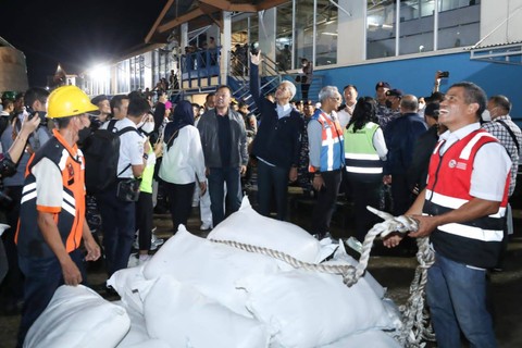 Ganjar Ikut Lepas KM Kelimutu yang Bawa 6 Ribu Boks Bantuan Sembako Karimunjawa