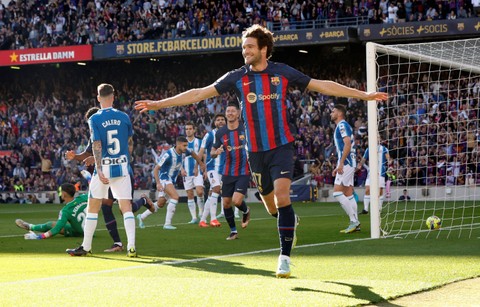 Selebrasi pemain FC Barcelona Marcos Alonso usai mencetak gol ke gawang Espanyol pada pertandingan lanjutan Liga Spanyol di Camp Nou, Barcelona, Spanyol.  Foto: Albert Gea/REUTERS
