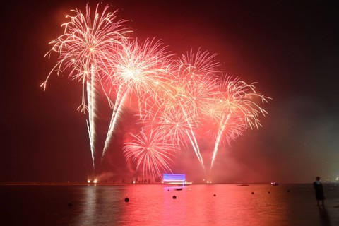 Wisatawan menikmati pertunjukan kembang api di Pantai Lagoon, Taman Impian Jaya Ancol, Jakarta, Minggu (1/1/2023). Foto: Aditya Pradana Putra/ANTARA FOTO