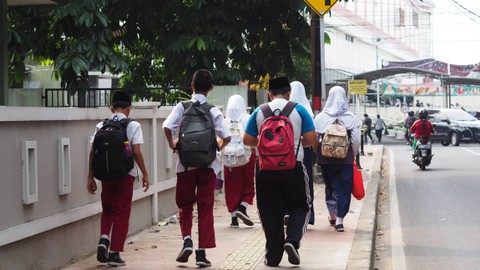 Ilustrasi siswa di Jakarta, berangkat ke sekolah dengan berjalan kaki. Foto: Ruud Suhendar/Shutterstock