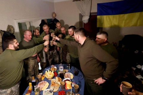 Foto: Tentara Ukraina Rayakan Tahun Baru di Barak Wilayah Donetsk