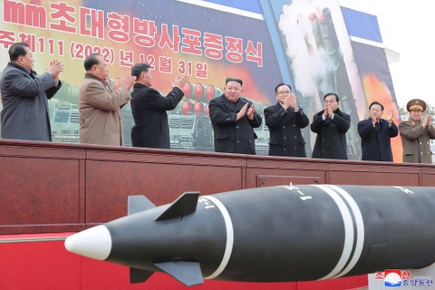 Kim Jong-un Komitmen Kembangkan Senjata Nuklir dan Rudal ICBM pada 2023 (2)