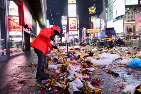 Pekerja membersihkan sisa-sisa sampah usai perayaan tahun baru 2023 di Times Square, New York City, Amerika Serikat.  Foto: Andrew Kelly/REUTERS