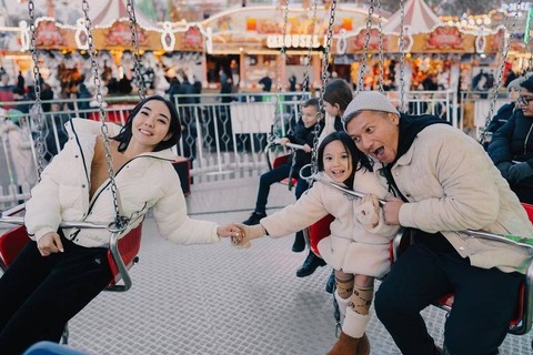 Gading, Gisel, dan Gempi saat liburan ke London. Foto: Instagram/@gadiiing