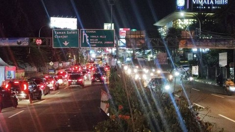 Sempat Padat, Puncak Arah Jakarta Malam Ini Mulai Lancar (1)