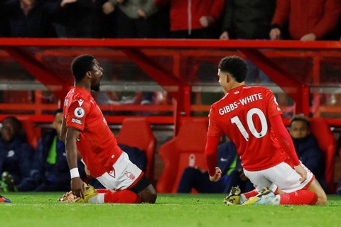 Pemain Nottingham Forest Serge Aurier merayakan gol pertama mereka dengan Morgan Gibbs-White saat lawan Chelsea di Stadion The City Ground, Nottingham, Inggris, Minggu (1/1/2022). Foto: Action Images via Reuters/Andrew Couldridge