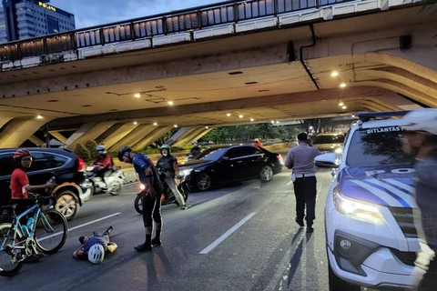 Pesepeda Alami Kecelakaan di Dekat Fly Over Semanggi arah Sudirman (1)