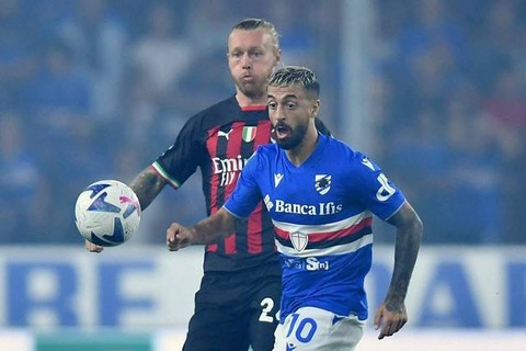 Pemain AC Milan Simon Kjaer berebut bola dengan pemain Sampdoria pada pertandingan lanjutan Liga Italia di Stadio Comunale Luigi Ferraris, Genoa, Italia. Foto: Daniele Mascolo/REUTERS