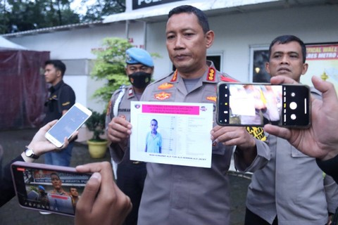 Kapolres Jakarta Pusat Komarudin saat merilisi foto DPO Iwan penculik Malika. Foto: Dok. Istimewa