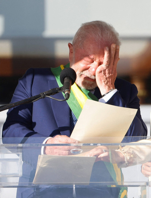 Presiden Brasil Luiz Inacio Lula da Silva bereaksi ketika dia saat berpidato di Istana Planalto, di Brasilia, Brasil, 1 Januari 2023.  Foto: Adriano Machado/REUTERS