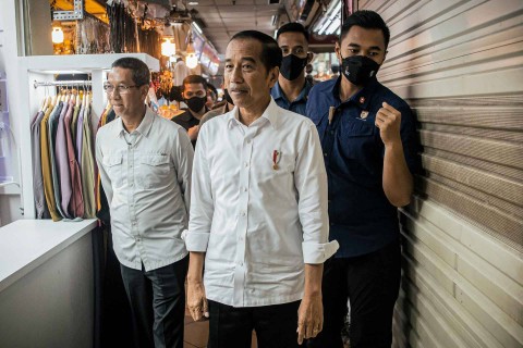 Presiden Joko Widodo (kedua kiri) didampingi Pj Gubernur DKI Jakarta Heru Budi Hartono (kiri) meninjau Pasar Tanah Abang di Jakarta, Senin (2/1/2023). Foto: Sigid Kurniawan/ANTARA FOTO