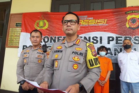 Pakai Baju Tahanan, Ini Tampang Pemuda Bandung yang Viral Bacok Orang (2)