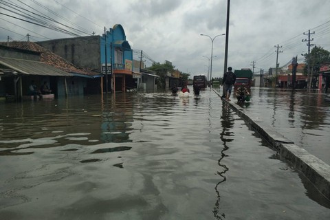 Kondisi Jalan Kaligawe Raya dan Jalan Pantura terendam banjir di Kota Semarang. Foto: Dok. Istimewa