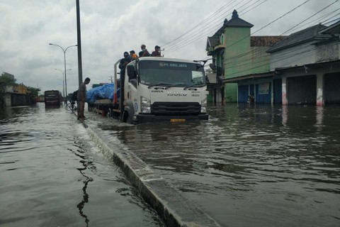 Kondisi Jalan Kaligawe Raya dan Jalan Pantura terendam banjir di Kota Semarang. Foto: Dok. Istimewa