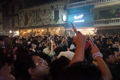 Cekrek, cekrek, cekrek, semua kamera mengarah ke kembang api perayaan tahun baru 2023 tepat pukul 12.00 WIB. Foto: Arif UT