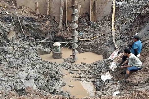 Tim penyelamat di lokasi seorang anak laki-laki berusia 10 tahun diperkirakan terjebak di lubang sedalam 35 meter di area konstruksi jembatan di provinsi Dong Thap, Vietnam pada 2 Januari 2023. Foto: AFP