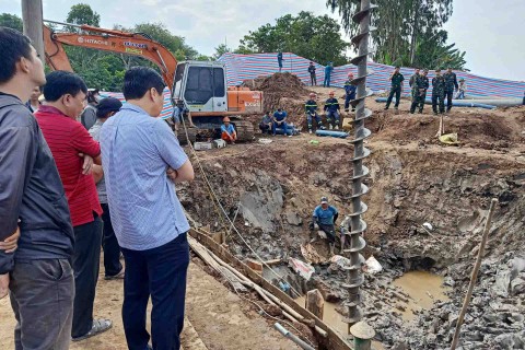 Tim penyelamat di lokasi seorang anak laki-laki berusia 10 tahun diperkirakan terjebak di lubang sedalam 35 meter di area konstruksi jembatan di provinsi Dong Thap, Vietnam pada 2 Januari 2023. Foto: AFP