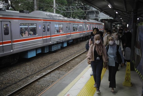 Pekerja kantoran saat akan menaiki Kereta Rel Listrik (KRL) di Stasiun Sudirman, Jakarta Pusat, Senin (2/1/2023). Foto: Iqbal Firdaus/kumparan