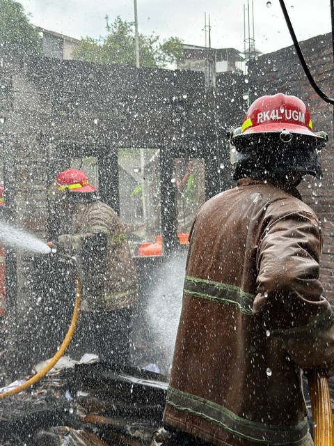 Petugas pemadam kebakaran sedang menjalankan operasi pemadaman. Foto: Dinas Damkarmat Kota Yogya