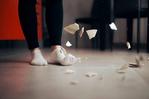 Ilustrasi melempar piring. Foto: Shutter Stock