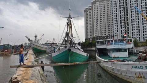 Sejumlah kapal pinisi pengangkut barang bersandar di dermaga Pelabuhan Sunda Kelapa, Penjaringan, Jakarta, Senin (2/1/2023). Foto: Aditya Pradana Putra/ANTARA FOTO