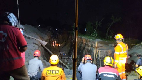 Tim SAR Gabungan melanjutkan pencarian korban tertimbun longsor galian proyek perumahan di Sleman, Senin (2/1) malam. Foto: Arfiansyah Panji Purnandaru/kumparan