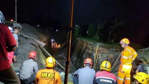Tim SAR Gabungan melanjutkan pencarian korban tertimbun longsor galian proyek perumahan di Sleman, Senin (2/1) malam. Foto: Arfiansyah Panji Purnandaru/kumparan