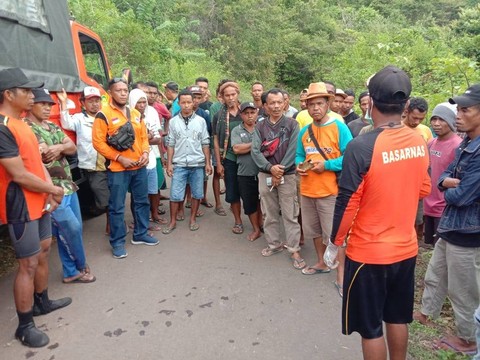 Keterangan foto:Tim SAR gabungan bersama masyarakat Desa Lendong. Foto:istimewa.