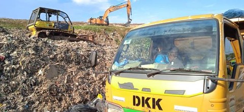 Aktivitas di TPA Sukawinatan Palembang. Foto : Abdul Toriq/Urban Id)